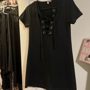 ⭐️4/$20 BUNDLE ITEM⭐️ Black lace up t shirt dress - xs